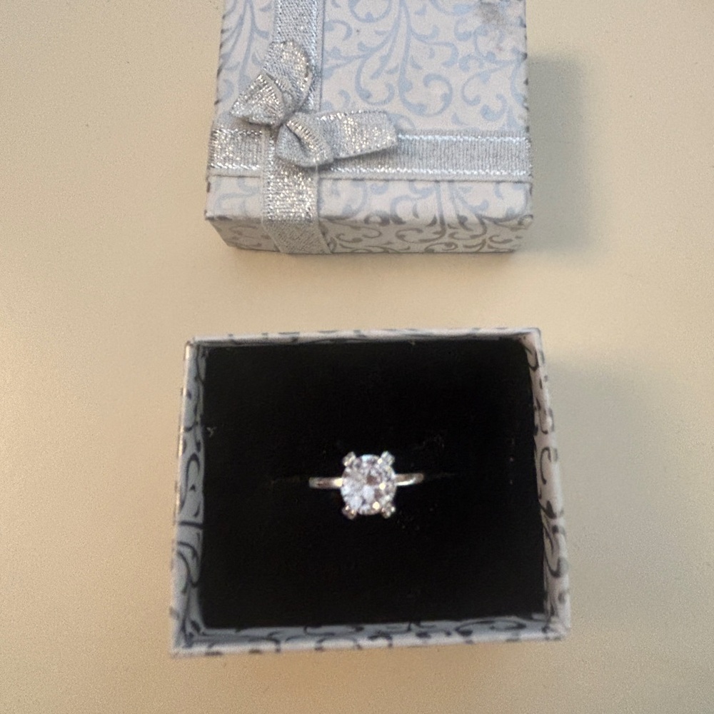 Stunning Silver Ring with Clear Gemstone